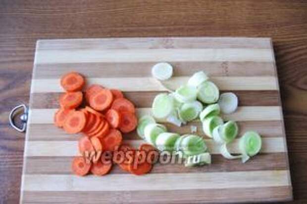 Морковь и лук-порей нарезаем произвольно. Особенно выбирать форму нарезки не стоит, ведь все овощи будут взбиваться блендером.
