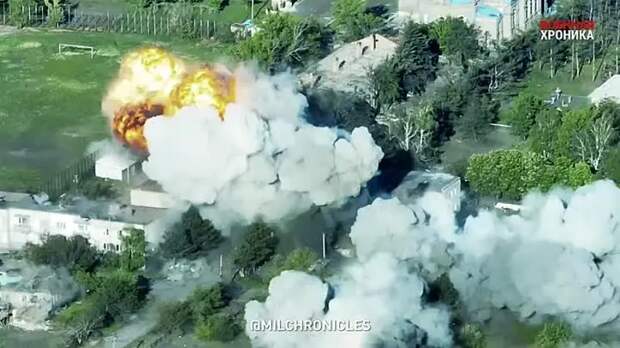 Впечатляющие кадры: Работа ствольной артиллерии и ТОС по позициям укронацистов в Новомихайловке