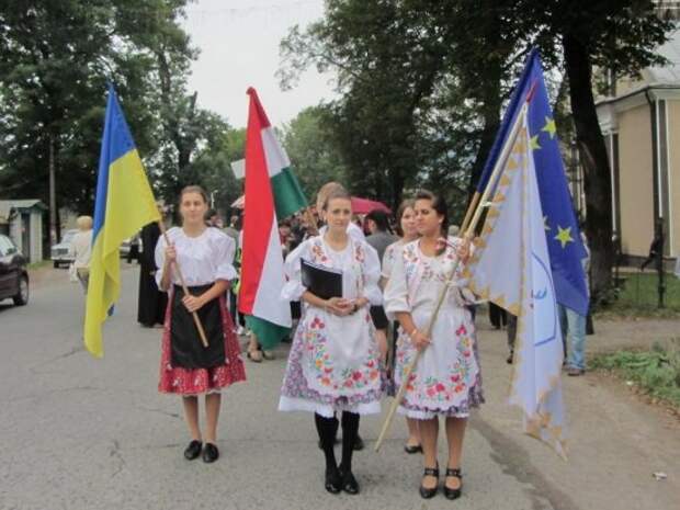 Почему Венгрия передумала и начала массово забирать паспорта у украинцев?