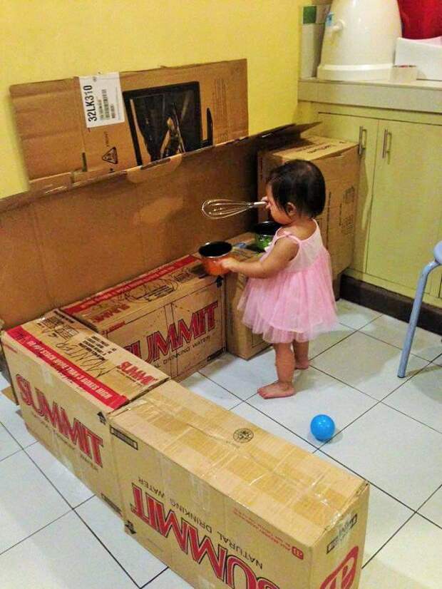 Когда дочка начала играть с пустыми коробками, маме вдруг в голову пришла гениальная идея...