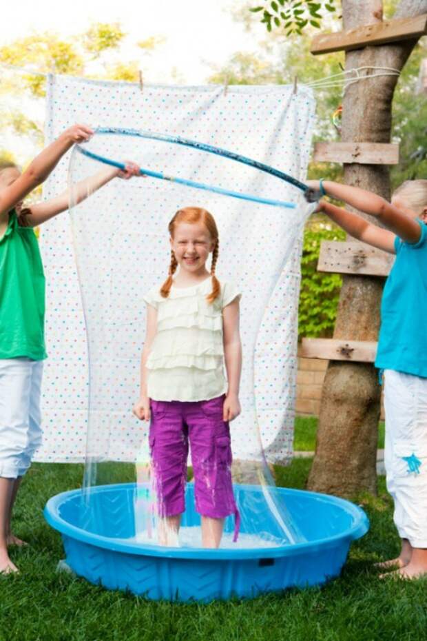 Используйте обруч, чтобы сделать большие пузыри. дети, лето, своими руками, сделай сам