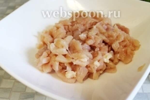 Сложить мясо в миску.