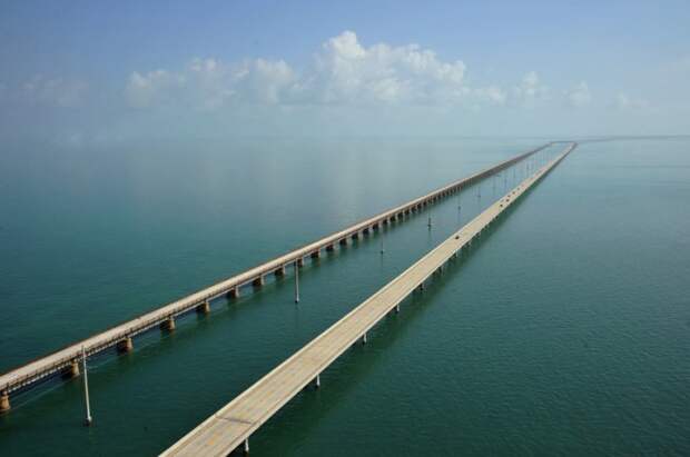 Автомобильный мост длиной почти 11 километров.