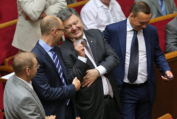 Арсений Яценюк и Петр Порошенко (в центре)