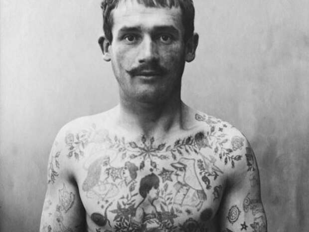 «Страдай, но молчи»: какие татуировки делали французские заключенные в XIX веке — и почему их искусство снова в моде