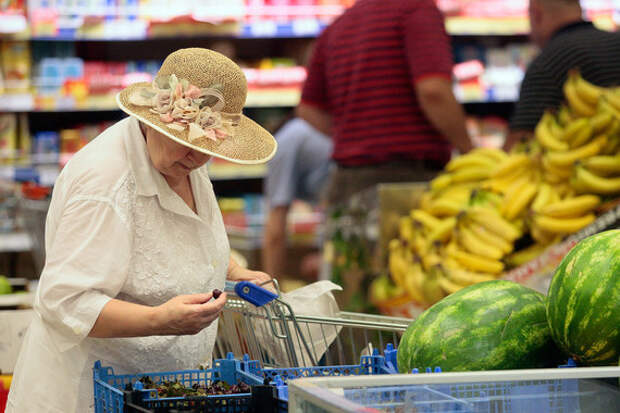 Из-за роста цен на еду многие покупатели вынуждены покупать меньше продуктов