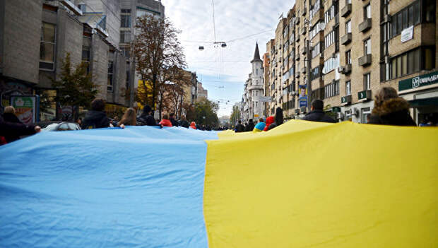 Флаг Украины в Киеве. Архивное фото Флаг Украины в Киеве. Архивное фото