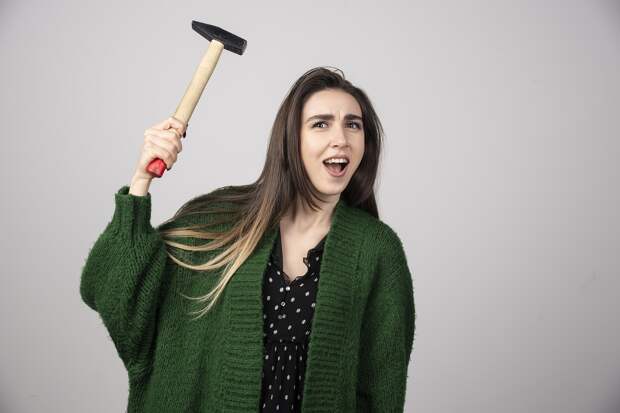 Хирург призвал зумеров не уродовать себе лица молотками ради «идеальных» скул