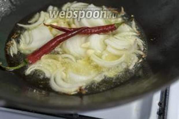 И ароматный чесночок.