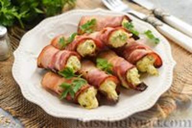 Фото к рецепту: Рулетики из бекона с сыром и яйцами