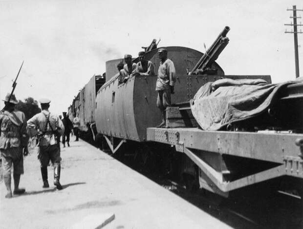 Японский бронепоезд на железнодорожной станции в Китае, 1937.