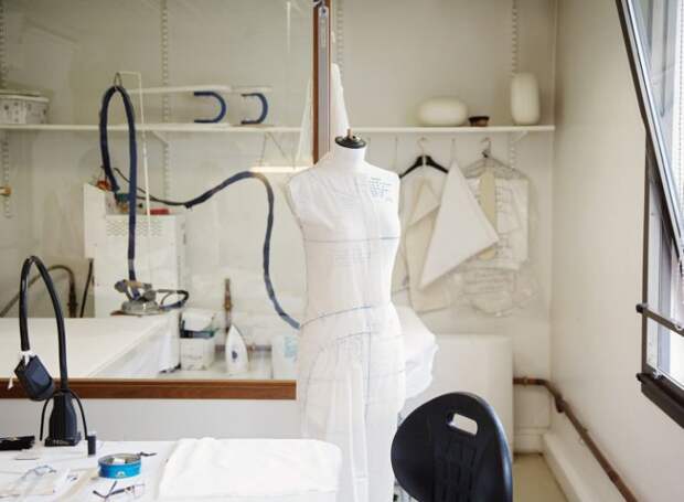 Inside Chanel Couture Atelier (трафик)
