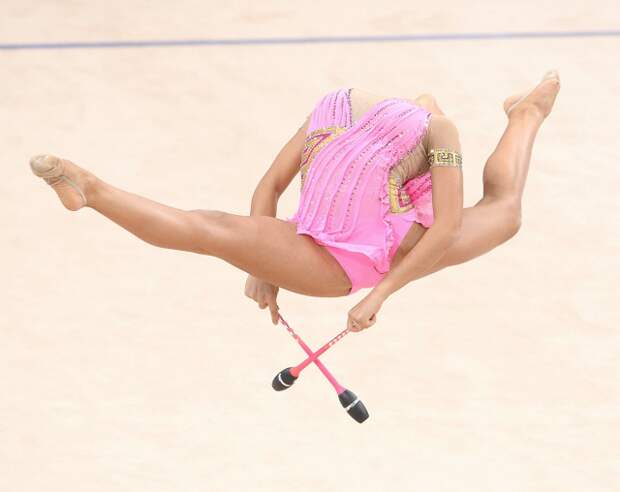 Варвара Филиу (Греция) выполняет упражнения с лентой в финальных соревнованиях на чемпионате мира по художественной гимнастике в немецком Штутгарте