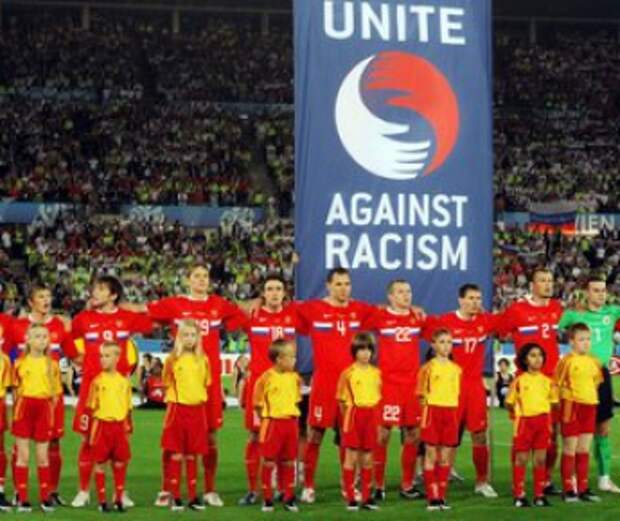 26 июня 2008 года. "Вместе - против расизма!" Игроки сборной России перед полуфиналом Euro-2008 с Испанией.