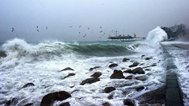 Набережная Ялты во время шторма на Черном море. Архивное фото