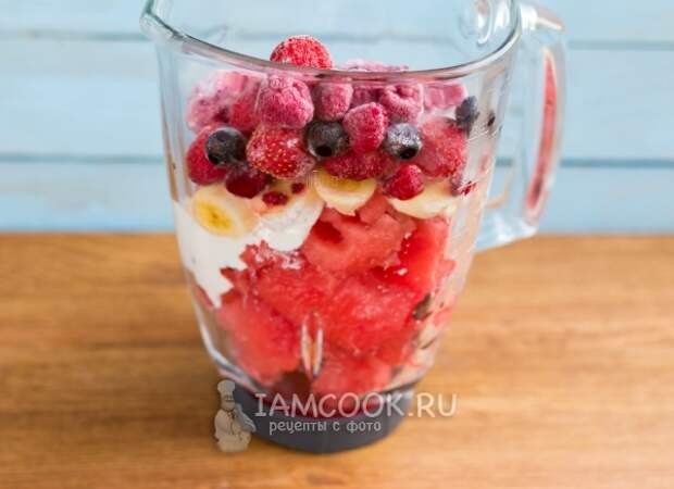 Соединить ягоды, фрукты и йогурт