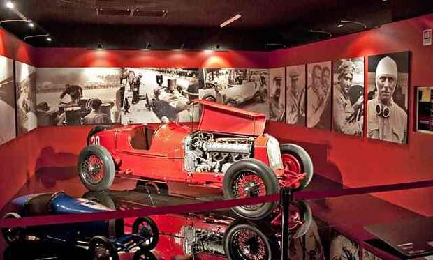 Музей авто истории в турине, италия. (трафик)