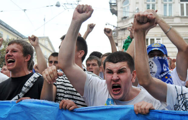 Фанаты «Правого сектора». Кто кричит «Слава Украине!» на российских стадионах?