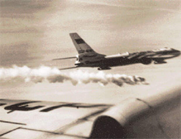 Удар по облакам: тот самый Ту-16 отряда "Циклон" в момент сброса так называемого "цемента". Фото: Снимок из архива Алексея Грушина