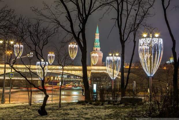 В этом году все фонари в центре оформлены под бокалы шампанского. красиво, красота, москва, новый год, праздник, рождество, столица, фотография