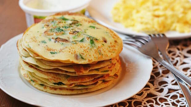 Перестала возиться с начинкой: блины с припеком из колбасы и сыра съедают моментально