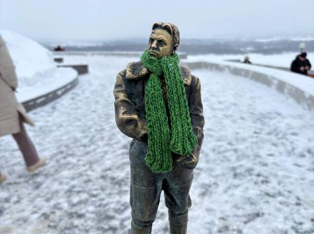 Нижегородцы укутали миниатюру памятника Чкалову в шарф