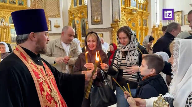 Частицу Благодатного огня привезли в Донецк из Москвы