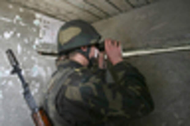 304231 31.03.2008 Военнослужащий армии Нагорного Карабаха ведет наблюдение за противником. Илья Питалев/РИА Новости