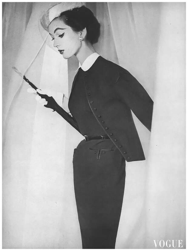 Dovima Vogue, March 15, 1953 Photo Horst P. Horst.jpg