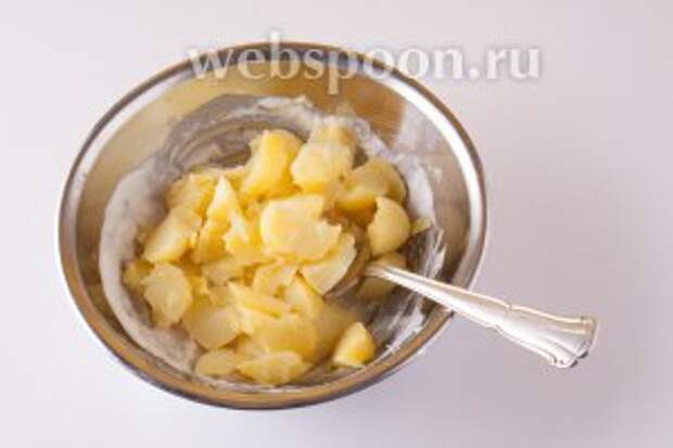 Крошим горячую картошку кусочками произвольной формы в рыбно-сметанную заправку.