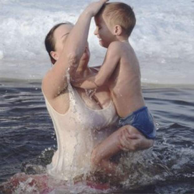 Сын купался в душе. Крещенские купания дети. Дети купаются на крещение. Купание сына. Крещение в море.