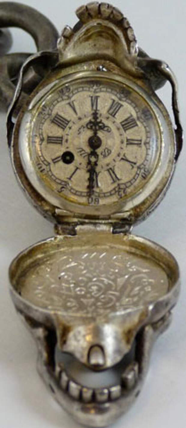 часы с цепочкой со скрещенными костями