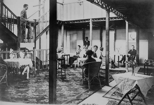 ENGLAND, THE GRAND SALON OF THE AIRSHIP R 100 ENGLAND, THE GRAND SALON OF THE AIRSHIP R 100