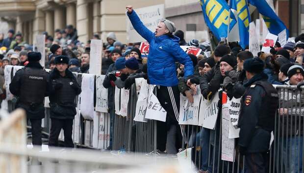 Гордость России: Путин наградил погибших в Сирии военных . Уничтожение Су-24: американский генерал встал на сторону России Протест у посольства Турции в Москве: здание закидали камнями и яйцами