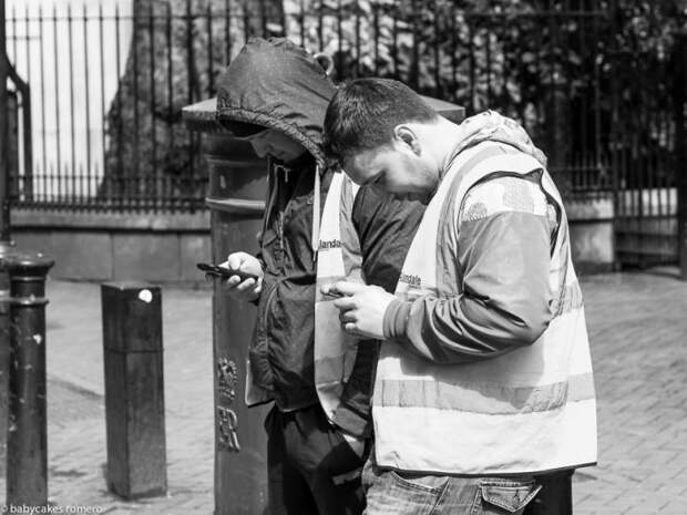 гибель живого общения люди одержимые своими смартфонами (10)