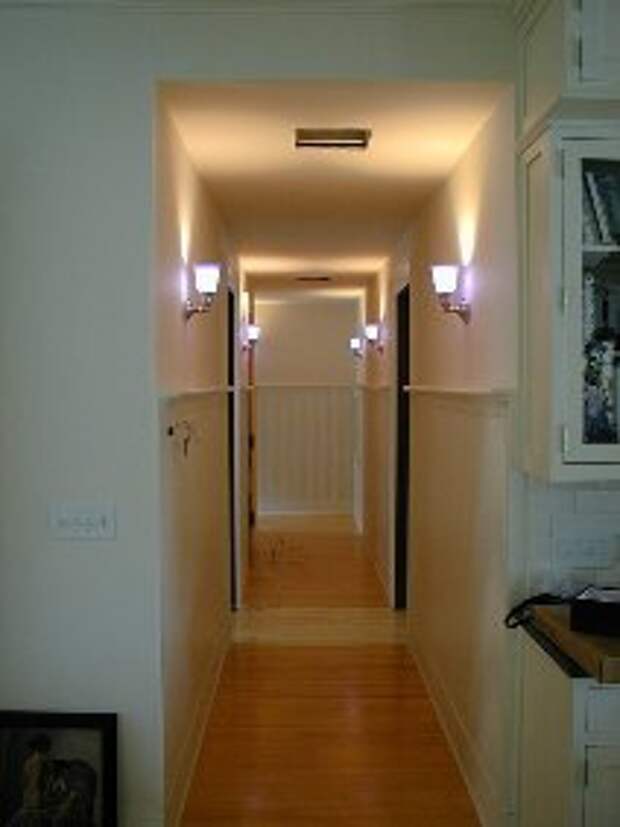 Поставь свет в коридоре. Подсветка в прихожей. Освещение в прихожей. Освещение в узком коридоре. Точечные светильники в прихожей.