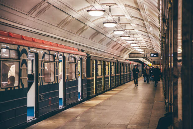 На станции «Третьяковская» в Московском метро обрушился водоотводящий короб