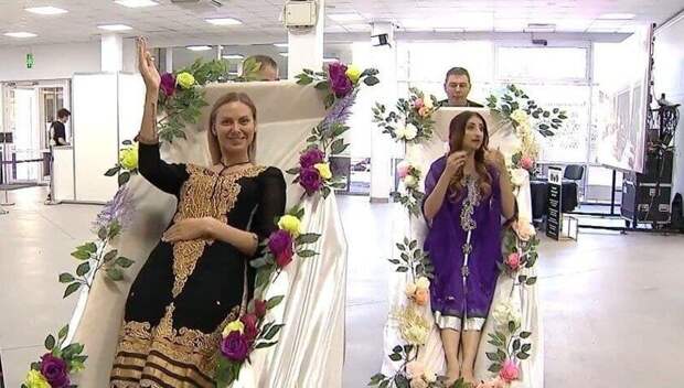 Катали девушек в гробах: в Киеве прошла выставка похоронной культуры