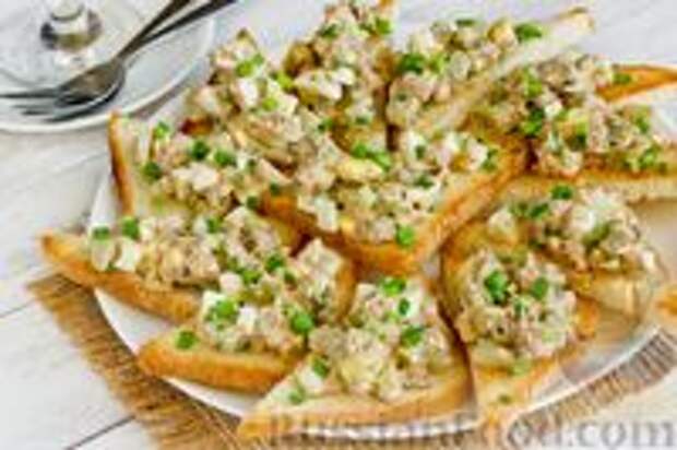 Фото к рецепту: Гренки с тунцом, яйцами и маринованными огурцами
