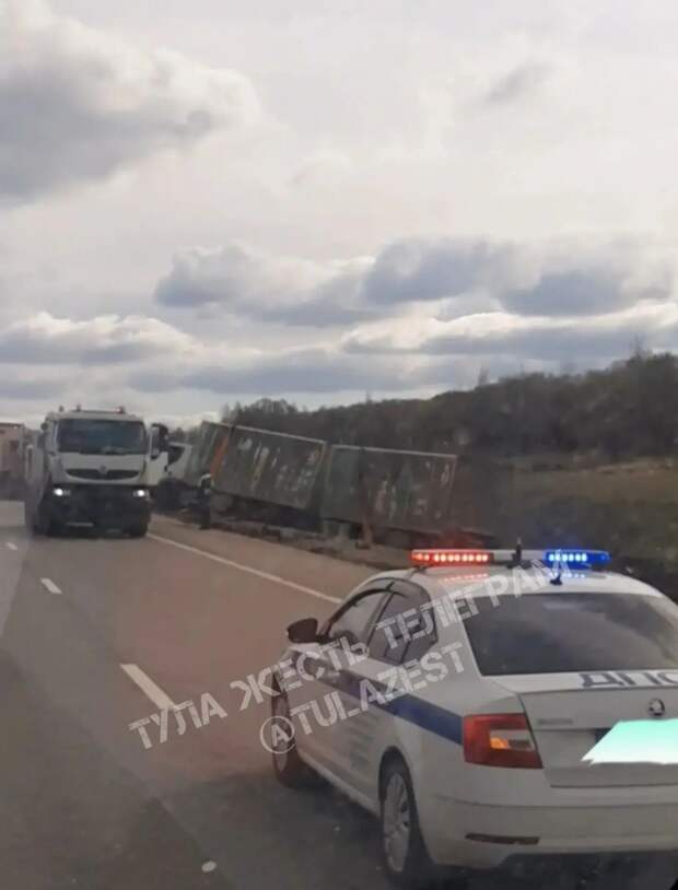 В Тульской области фура съехала в кювет на трассе Ясногорск - Тула