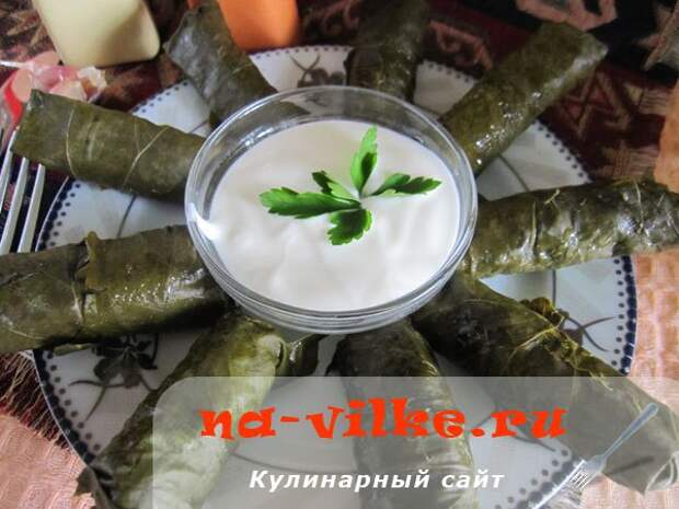 Долма в виноградных листьях с мясом