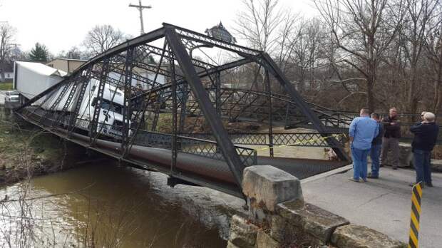 Девушка на фуре разрушила старинный мост