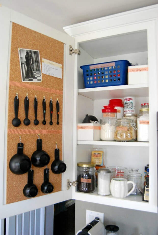 Дверцы шкафчиков тоже можно использовать рационально, прикрепив к ним крючки и вешая на них небольшие кухонные принадлежности.