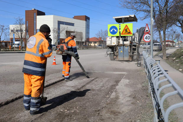 Работы идут по графику: в Крыму ежедневно восстанавливают свыше 10 тысяч кв.м дорожного полотна