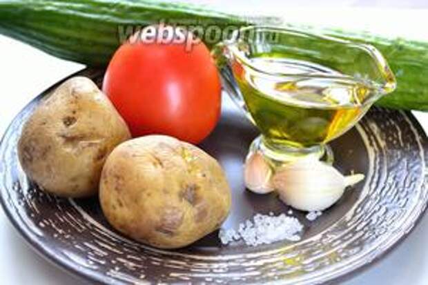 Подготовим продукты: отварной в мундире картофель (2 небольшие штуки или 1 крупный клубень), помидор, небольшой огурчик (я использовала только часть огурца на фото, он длинноплодный), чеснок, масло подсолнечное нерафинированное (ароматное), соль и перец по вкусу.