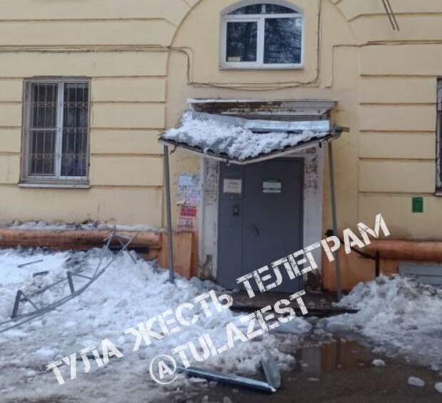 В Туле упавший с крыши снег помял козырек подъезда на улице Металлургов