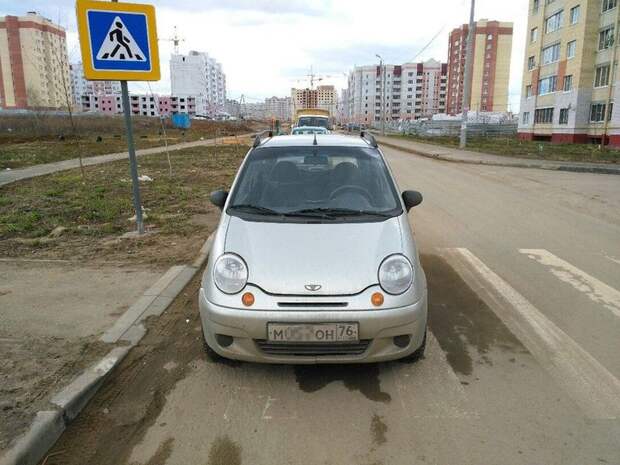 Вариантов плохо припарковаться в этом месте просто масса. Вариантов плохо припарковаться в этом месте просто масса. авто, автохам, быдло, парковка, хамство