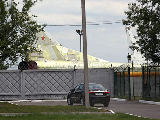 На территории соседнего КАПО видны хвосты дальних бомбардировщиков Ту-22М3. ПАК ДА должен заменить, в том числе, и их