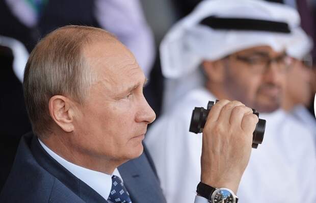 4. Президент РФ Владимир Путин и наследный принц Абу-Даби, заместитель верховного главнокомандующего вооруженными силами Объединенных Арабских Эмиратов Мухаммед Аль Нахайян на открытии Международного авиационно-космического салона МАКС-2015 в Жуковском.