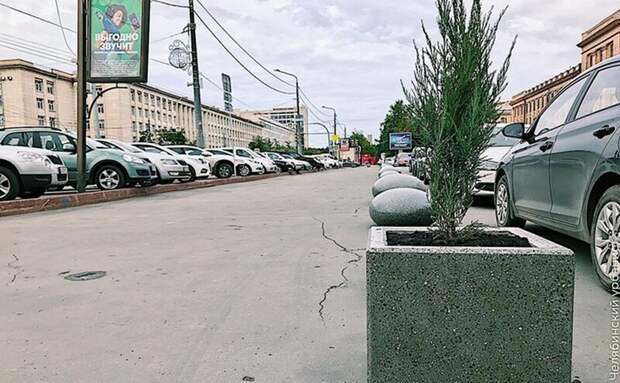Челябинские активисты огородили тротуар для пешеходов на парковке в мире, добро, люди, поступок, своими руками, тротуар, челябинск